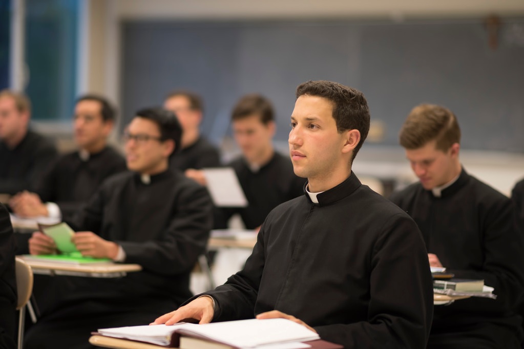 30 jóvenes a punto de ser sacerdotes